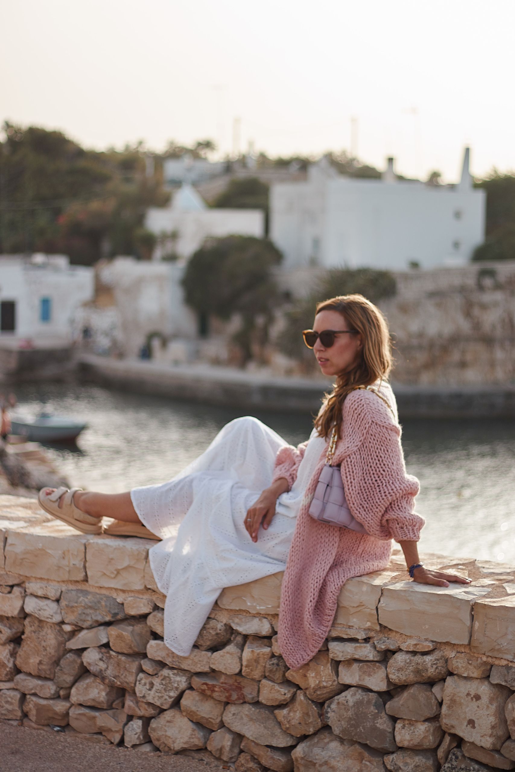 evyinit Cardigan Strickjacke zu weißem Maison Hotel Kleid und Ducie London Sandalen in Polignano a Mare