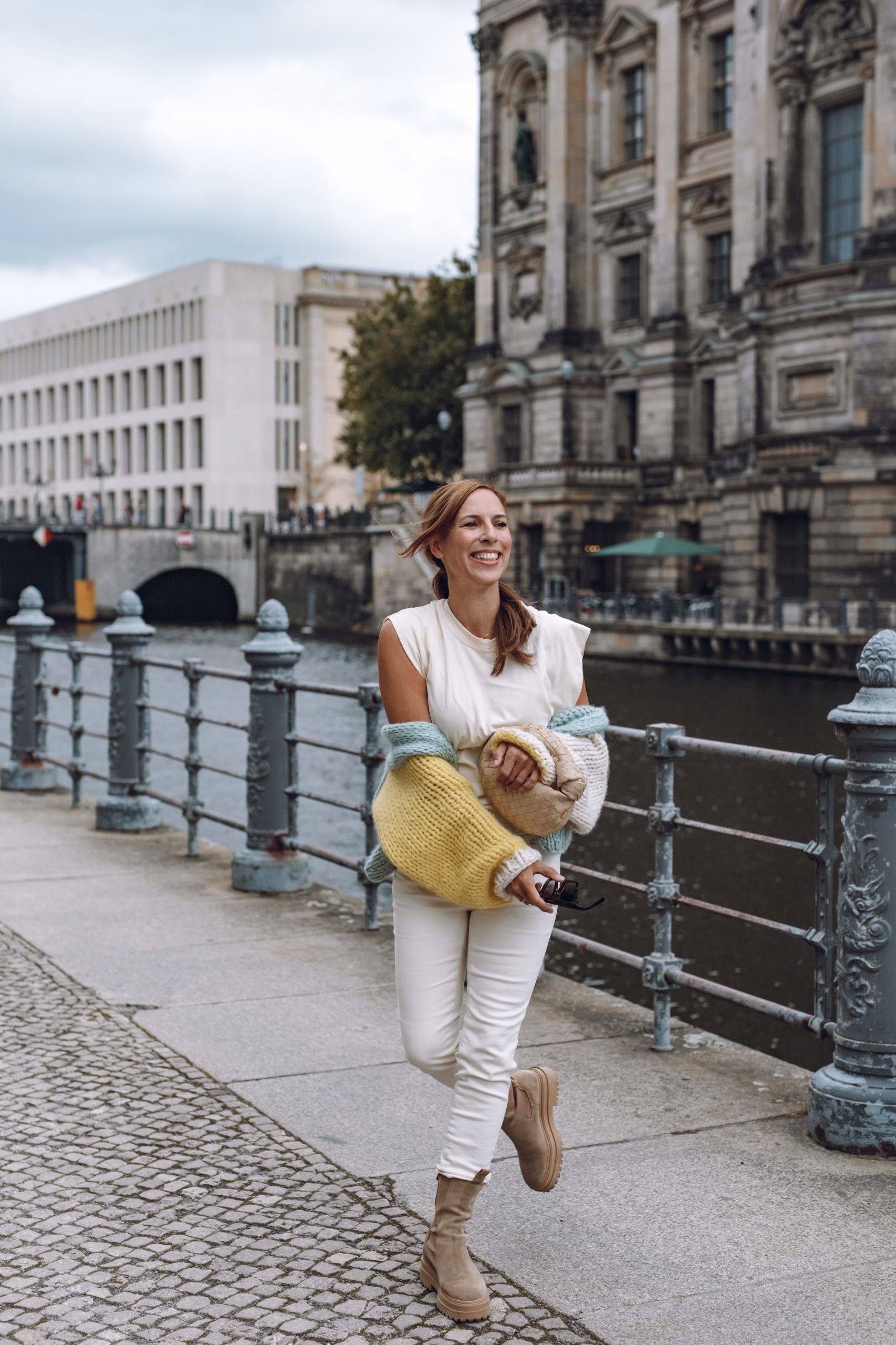 Ein Tag in Berlin auf der Museumsinsel mit Raffaele Riccardi Boots und Bottega Veneta Jodie Bag