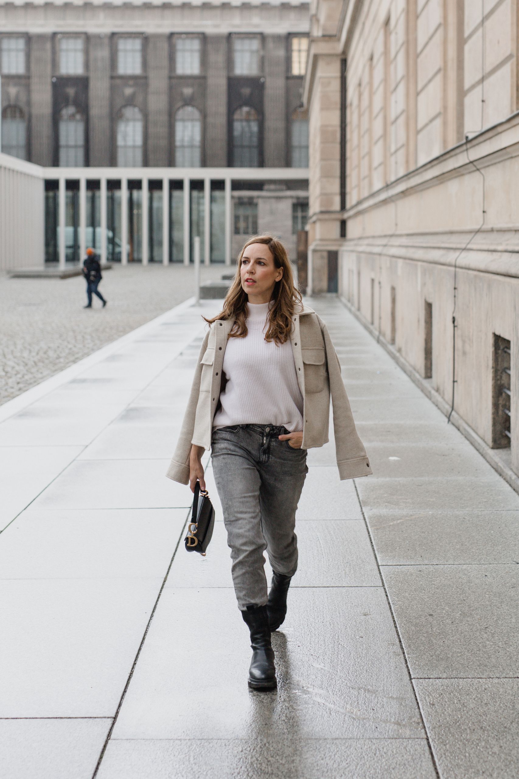 Alba Moda Pullunder kombinieren zu Mom Jeans und Shacket sowie Dior Saddle Bag in der Alten Nationalgalerie