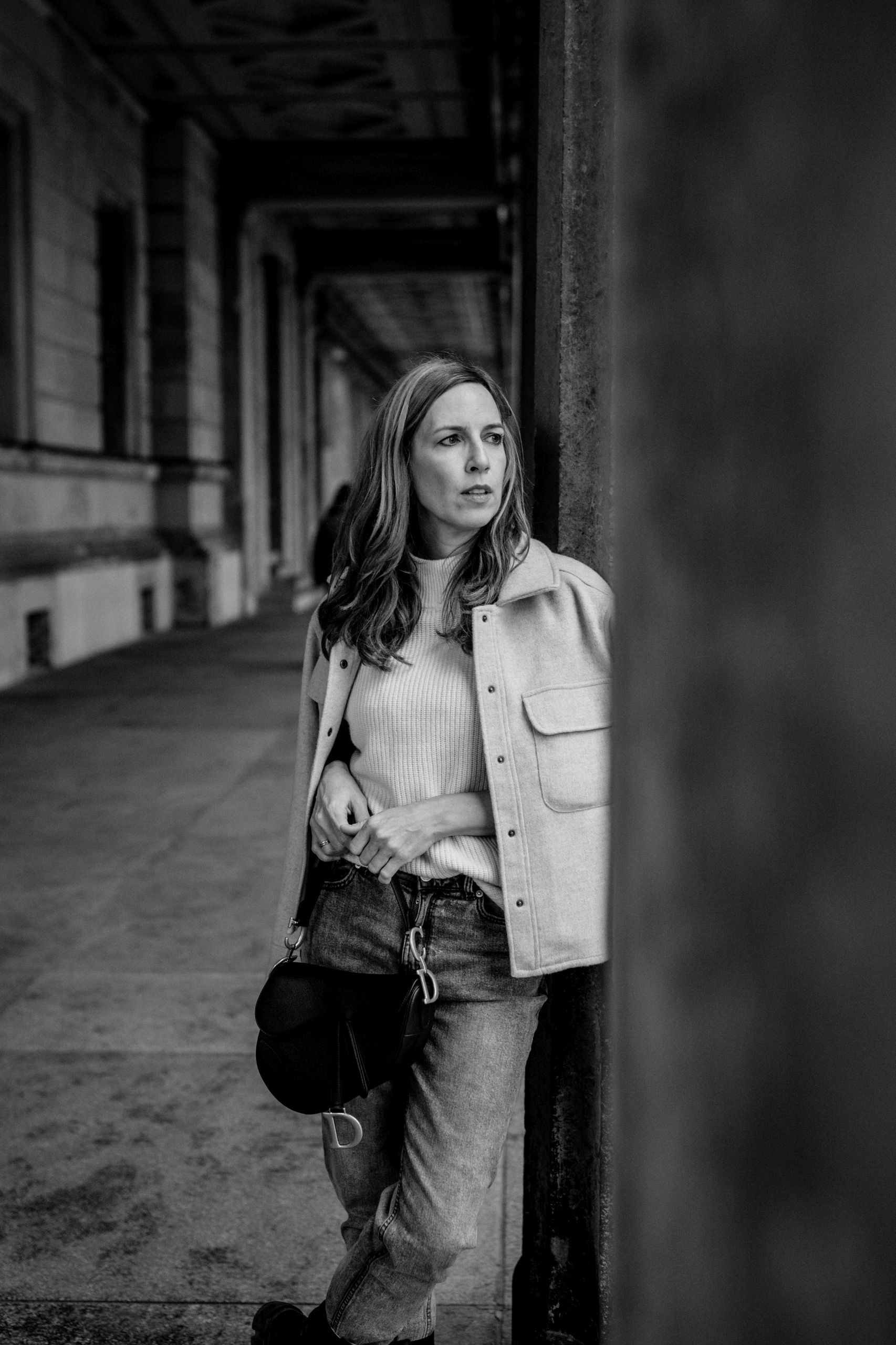 Alba Moda Pullunder kombinieren zu Mom Jeans und Shacket sowie Dior Saddle Bag in der Alten Nationalgalerie