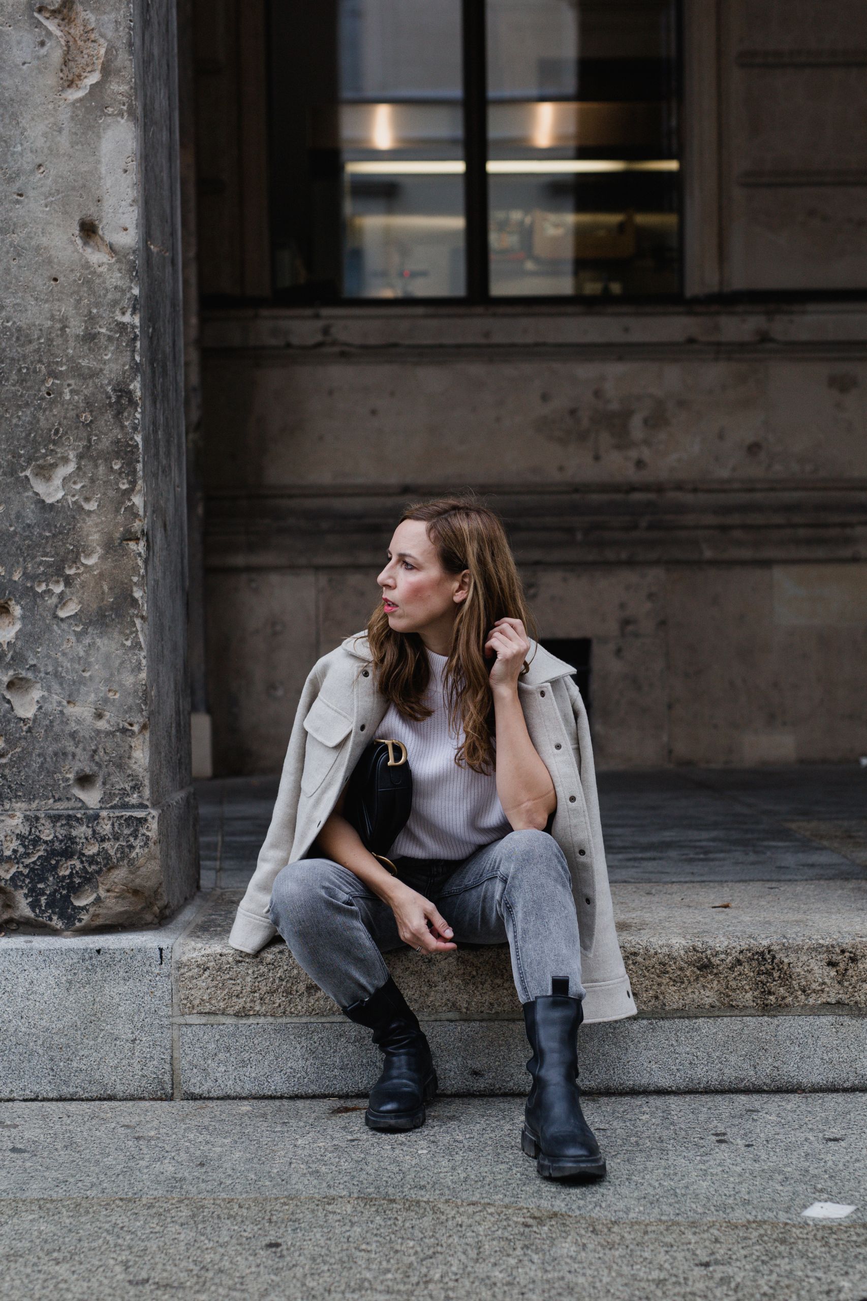 Alba Moda Pullunder kombinieren zu Mom Jeans und Shacket sowie Dior Saddle Bag in der Alten Nationalgalerie