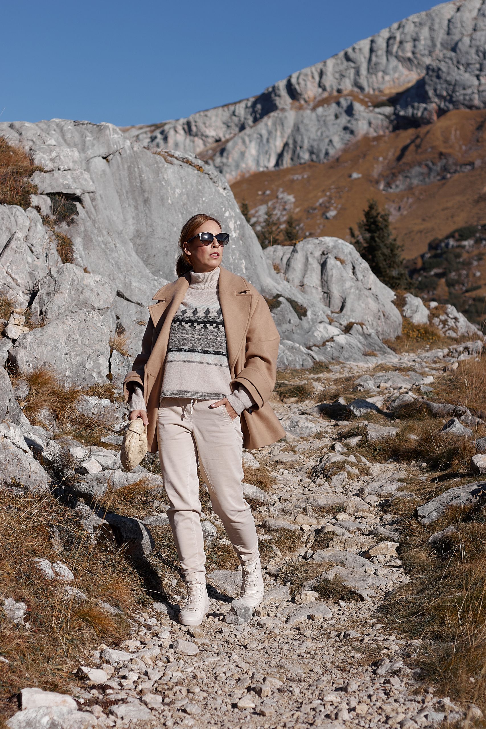 Ivy & Oak Kurzmantel Carly zur Marc Aurel Jogpants und zur Bottega Veneta Jodie Bag im Rotangebirge am Achensee