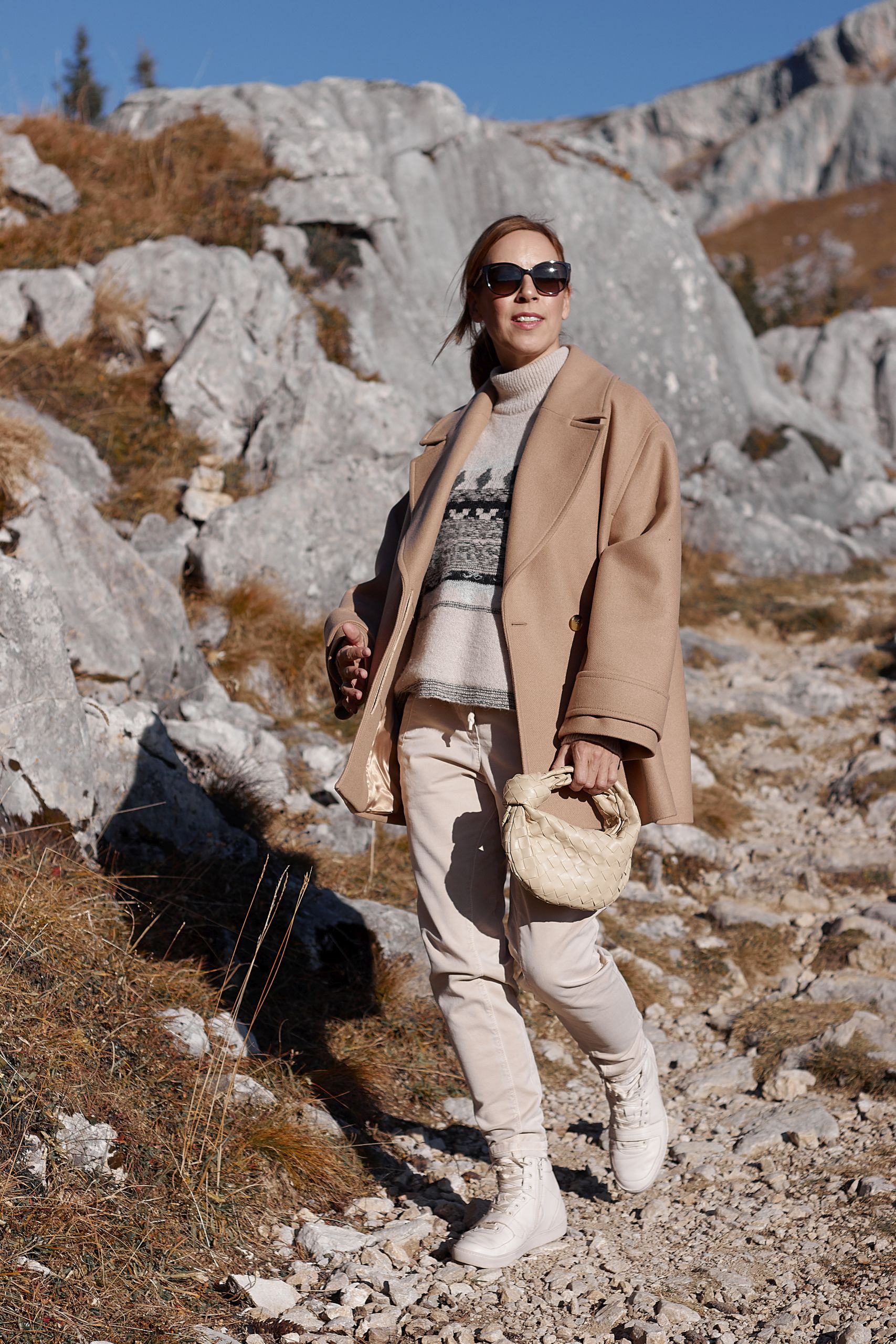 Ivy & Oak Kurzmantel Carly zur Marc Aurel Jogpants und zur Bottega Veneta Jodie Bag im Rotangebirge am Achensee