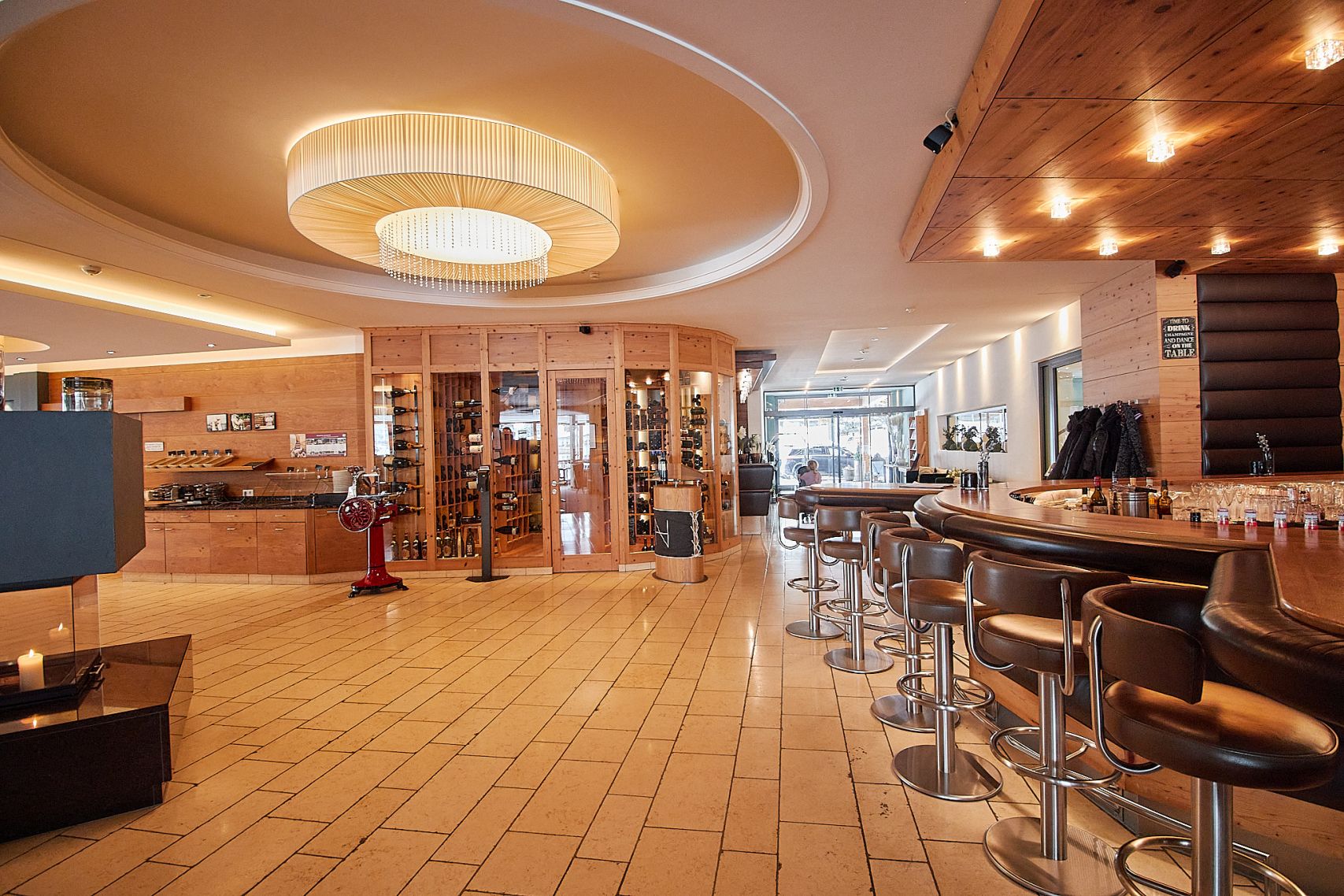 Eingangsbereich und Bar im Hotel Nesslerhof