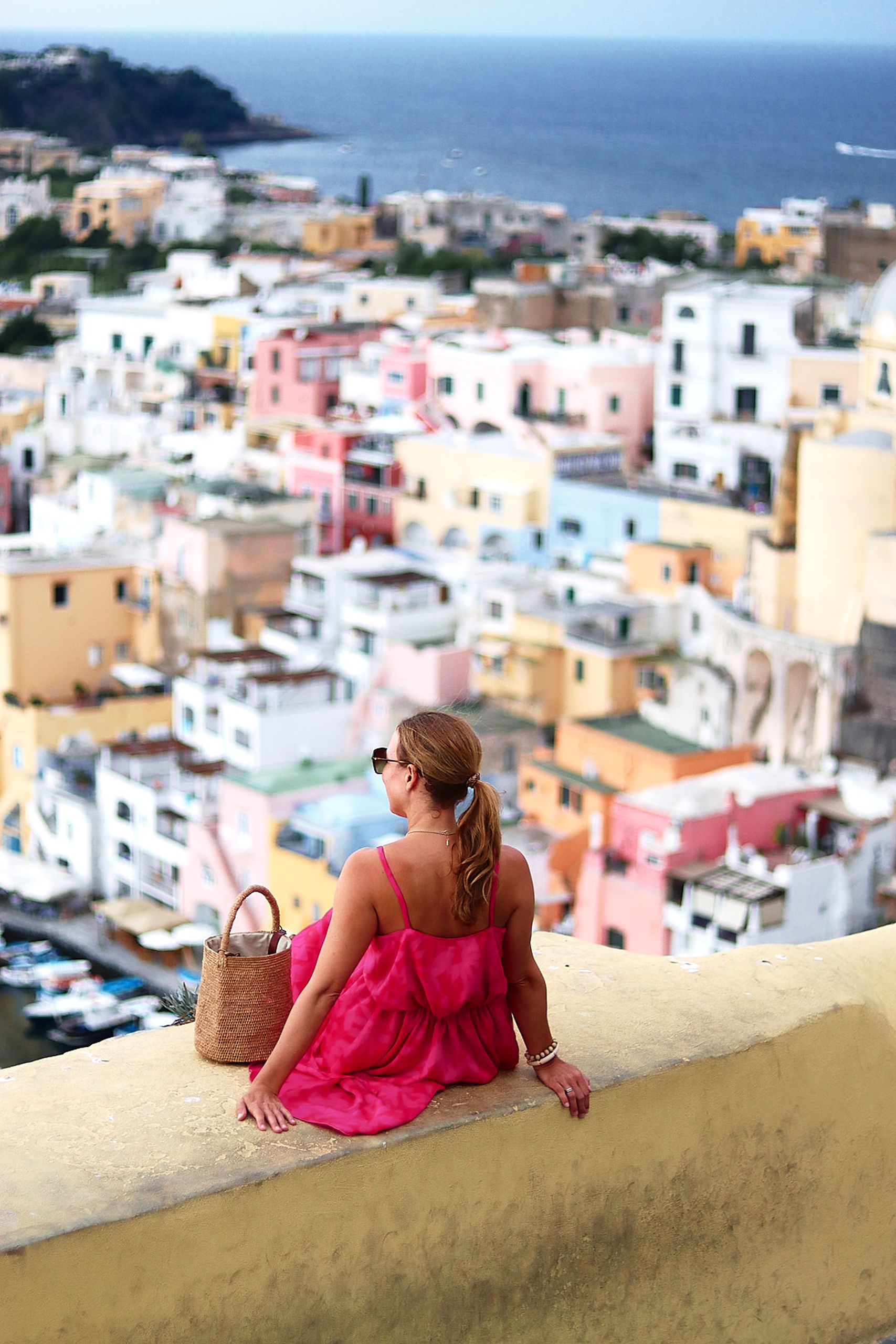 Tella Tella Bougainvillea Kleid zur Ibeliv Korbtasche in Procida