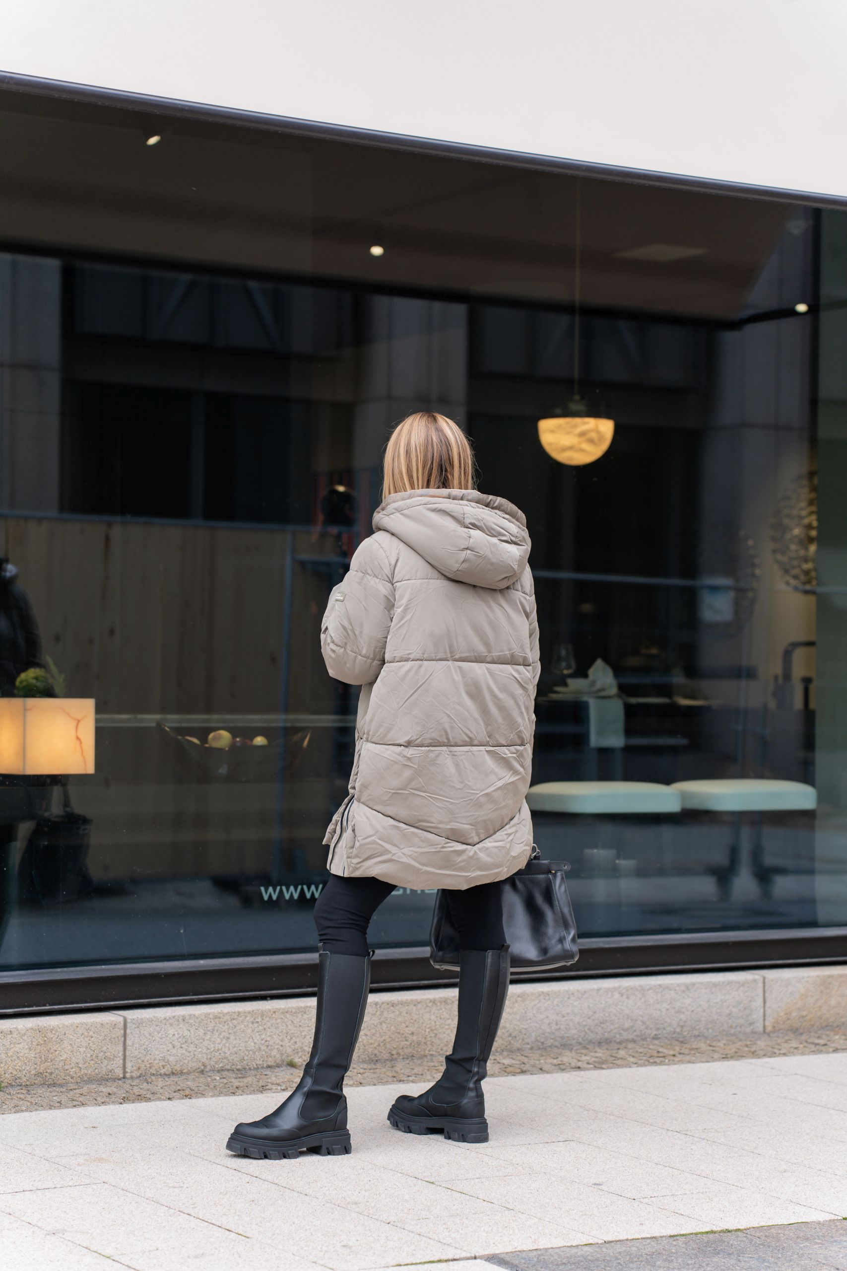 Parka mit Kapuze von Cecil Damenmode zu Leggings und Fendi Peekaboo Tasche in Hamburg