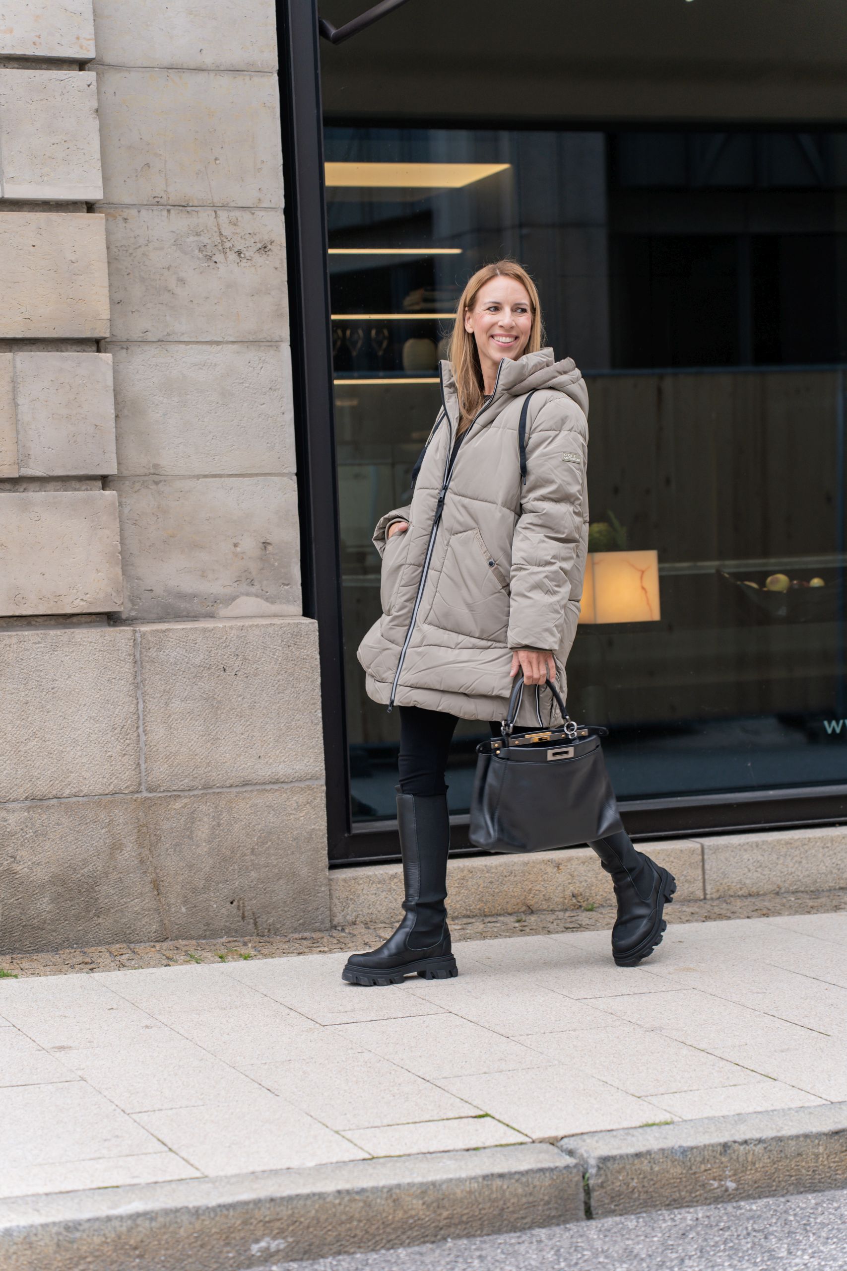 Parka mit Kapuze von Cecil Damenmode zu Leggings und Fendi Peekaboo Tasche in Hamburg