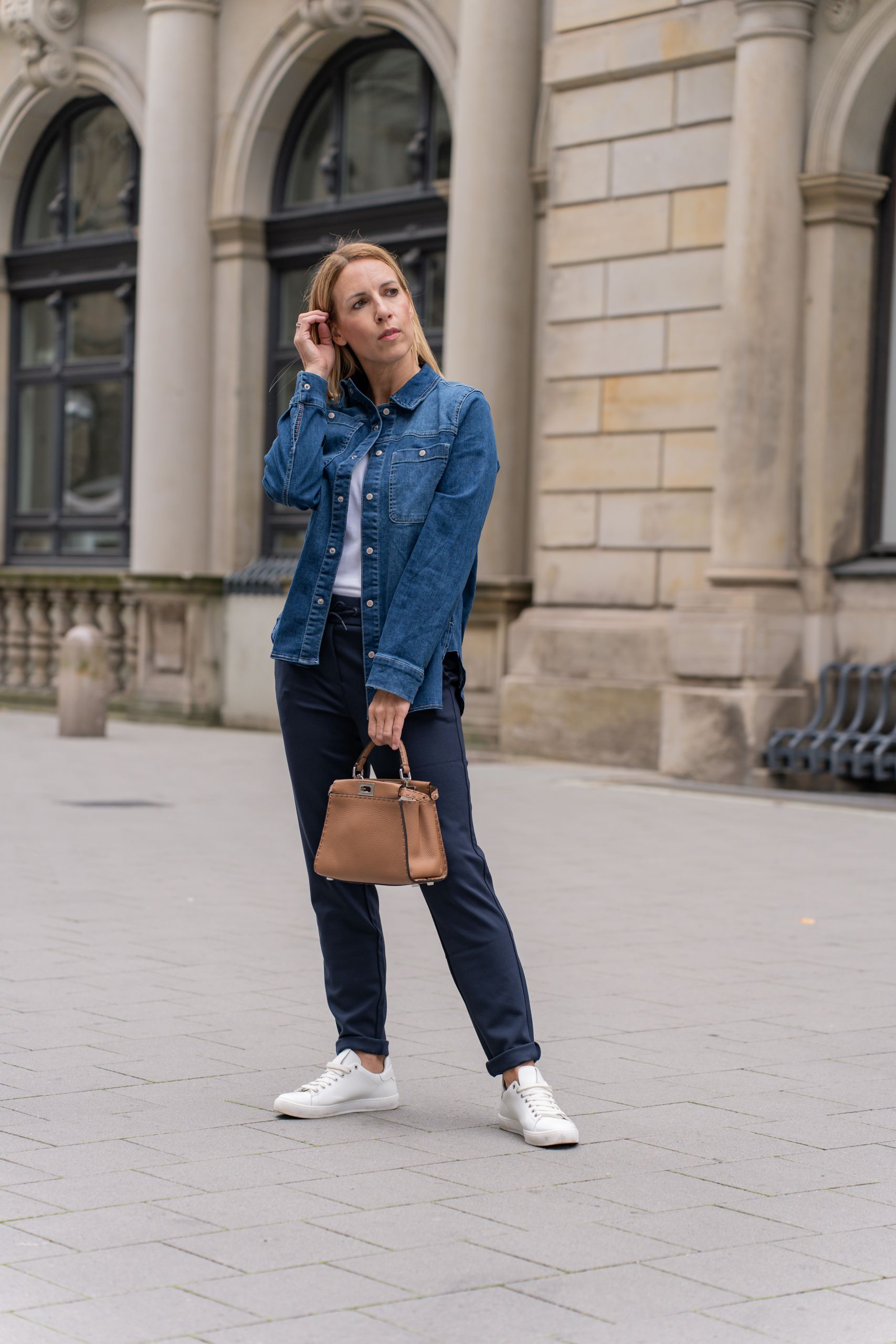 Jeans Overshirt und Jogger von Cecil Damenmode zur Fendi Peekaboo in Hamburg