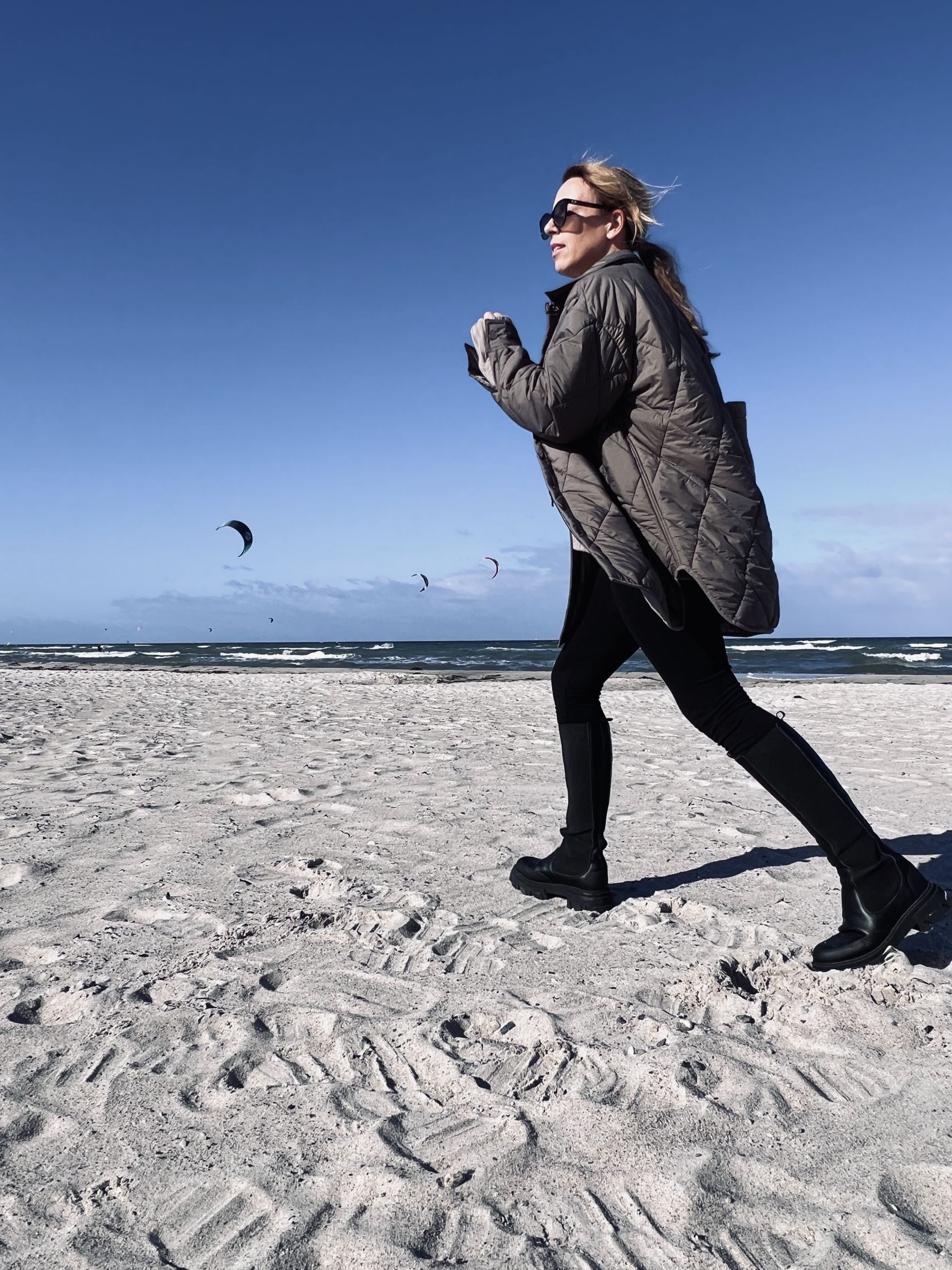 Steppjacke von Marc Aurel Fashion zur Leggings und Ganni Boots am Strand von Heiligenhafen