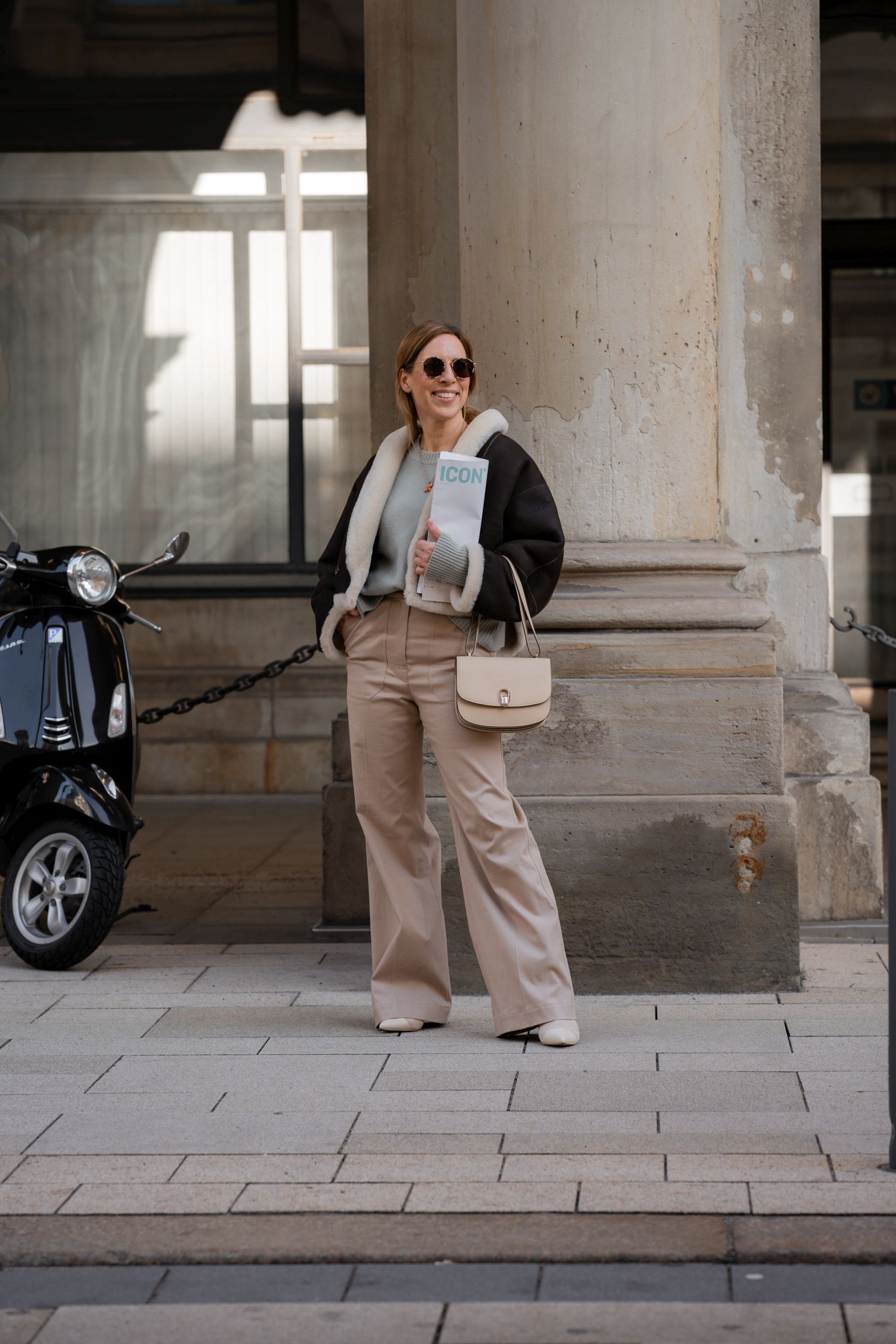 Outfit mit Lederjacke von Furling by Giani und Max Mara Wide Leg Hose in Creme an der Handelskammer in Hamburg