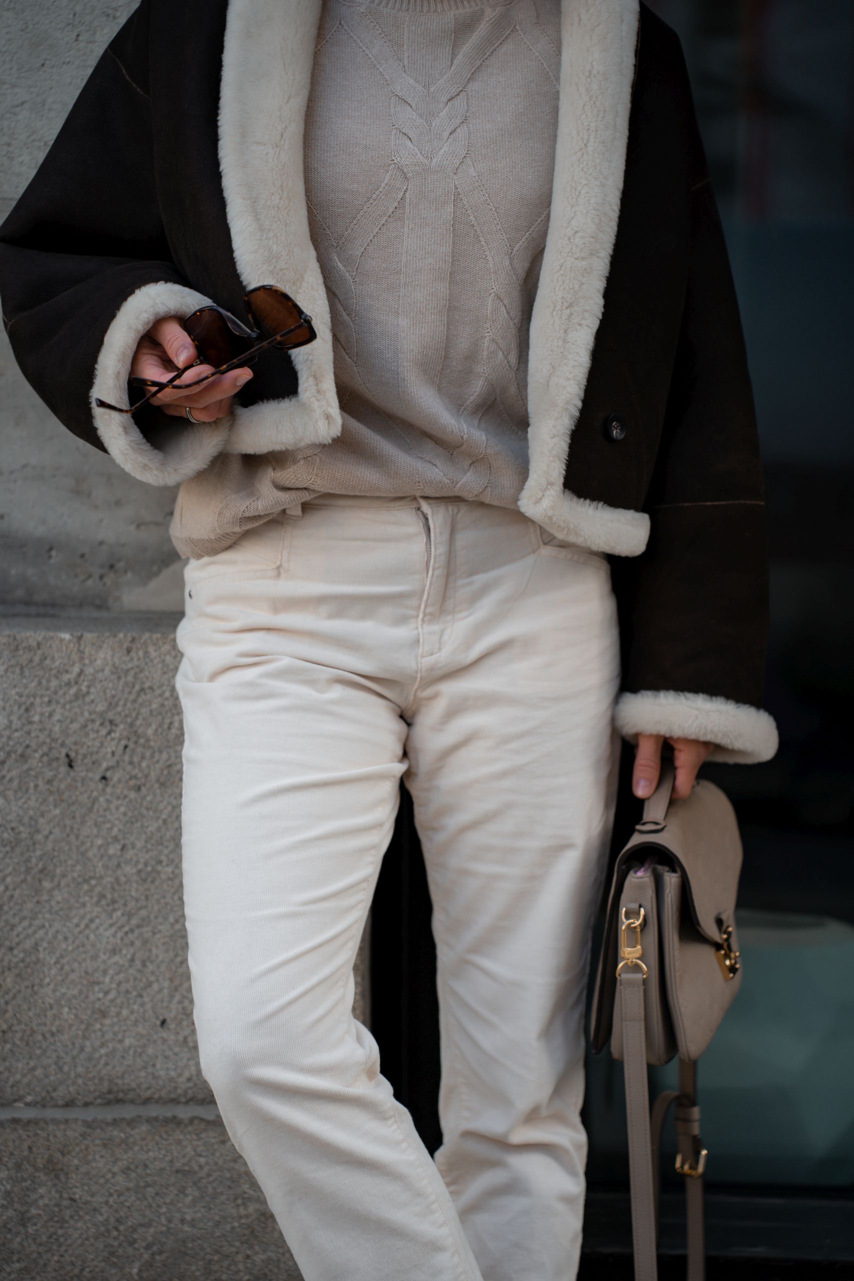 Outfit mit Lederjacke von Furling by Giani und Cordhose in Creme an der Handelskammer in Hamburg