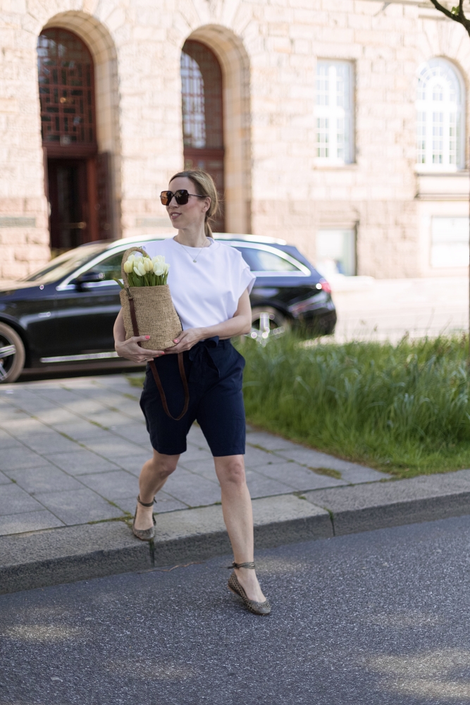 Maritime Outfits an Frau mit blauer Hose und weißem T-Shirt in Hamburg City