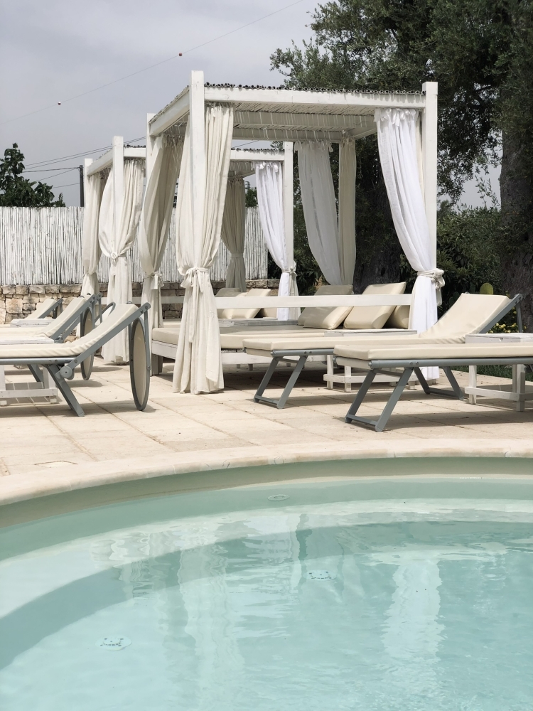 Masseria Salinola Außenbereich mit Pavillons und Pool