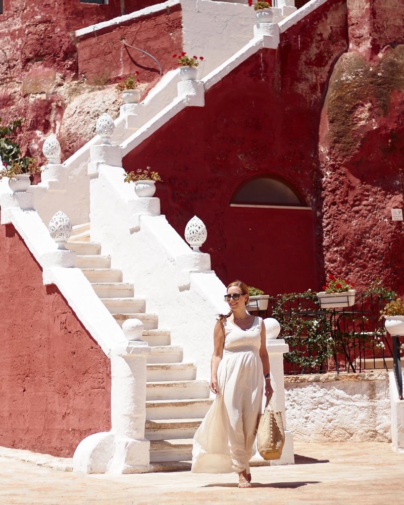 Frau vor Masseria Torre Rossa in Apulien