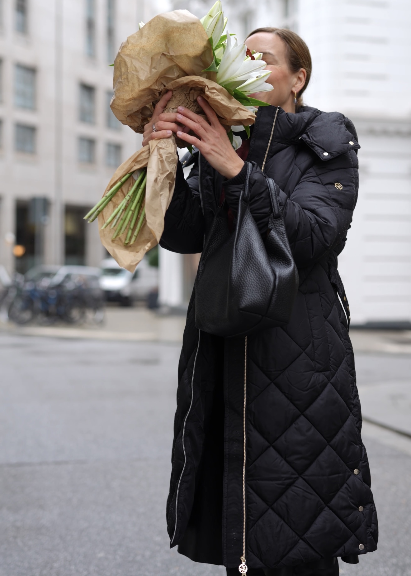 Steppmantel und Lederrock und Blumen mit dem S. Oliver Rabattcode