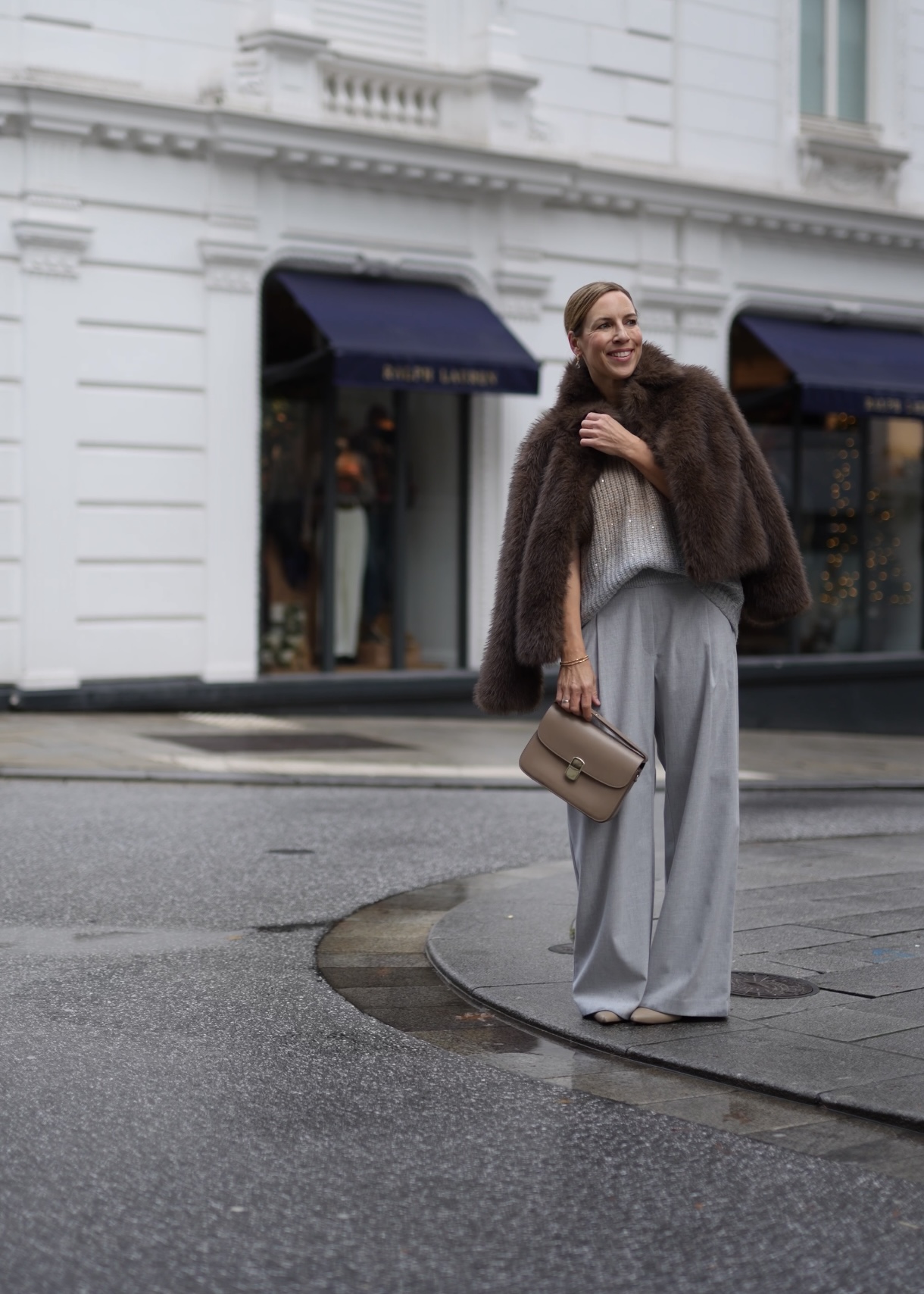 Kunstfelljacke und graue Hose mit dem S. Oliver Rabattcode